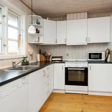 Semesterbostad Holiday Henne Xi